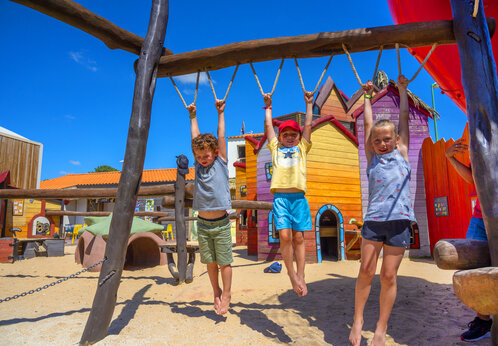 Kinderen op houten klimtoestellen op camping CAPFUN Ecureuils in JARD SUR MER (85).