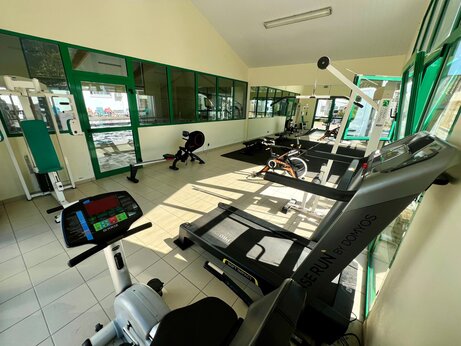 Uitgeruste fitnessruimte met loopbanden en fietsen op camping CAPFUN Ecureuils in JARD SUR MER (85)