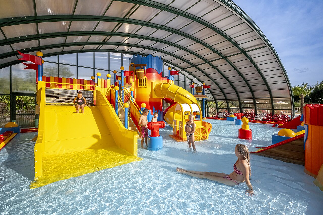 Overdekt waterpark met glijbanen, waterspellen op camping CAPFUN Eibernest in Eibergen.