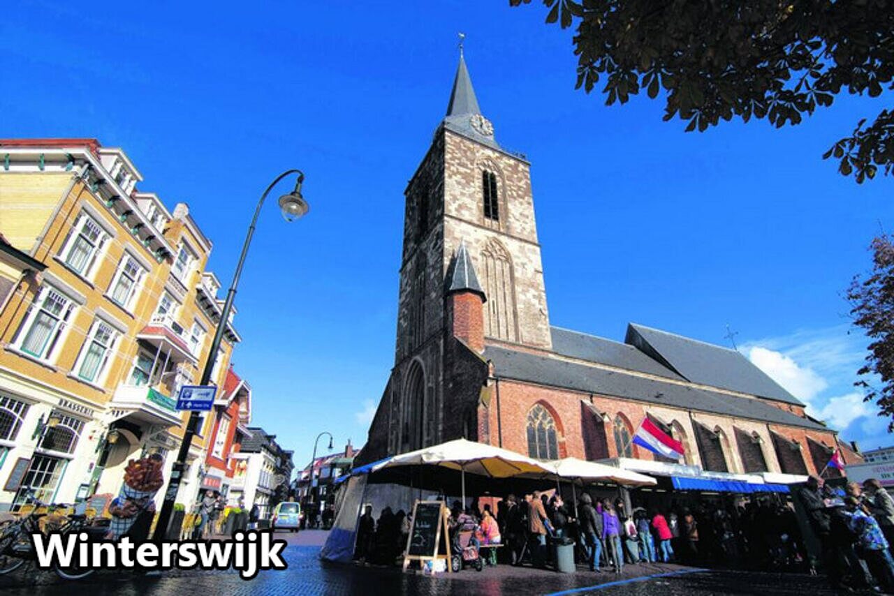 Jacobskerk en levendige markt op het plein van Winterswijk, Nederland.