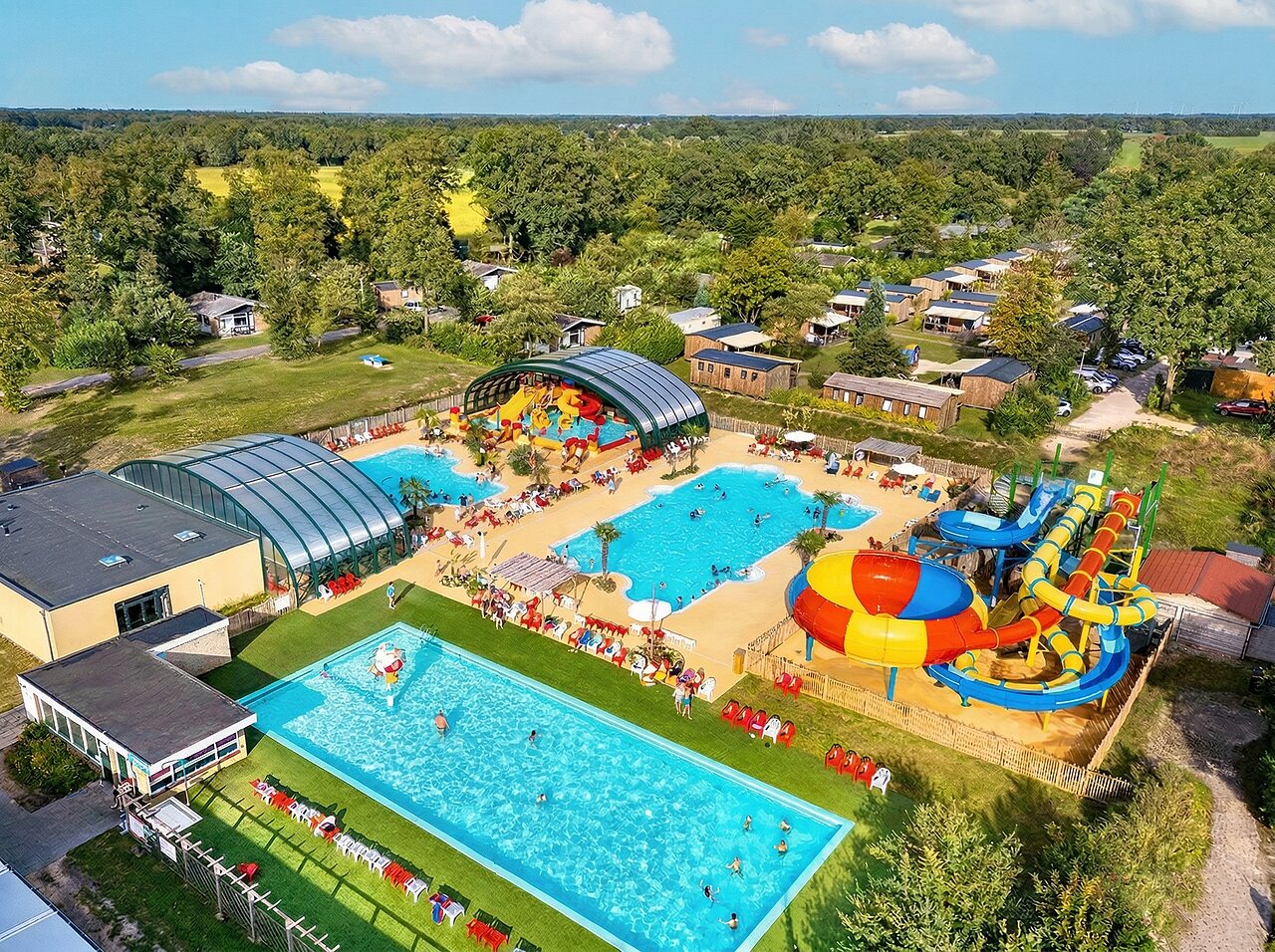 Waterpark met glijbanen, buiten- en binnenzwembad op camping CAPFUN Eibernest in Eibergen.