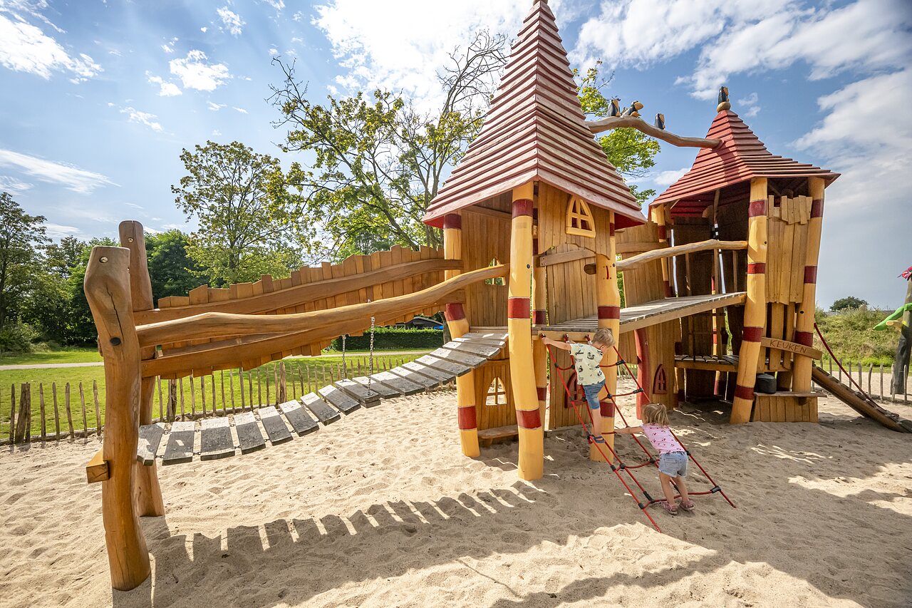 Houten speeltuin, bruggen en klimnetten op camping CAPFUN Eibernest in Eibergen.