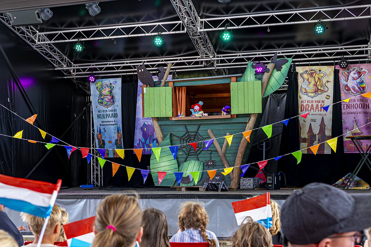 Poppenkastvoorstelling voor kinderen op podium van camping CAPFUN Eibernest in Eibergen.