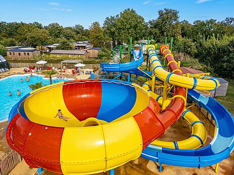 Kleurrijke waterglijbanen en levendig buitenzwembad op camping CAPFUN Eibernest in Eibergen.