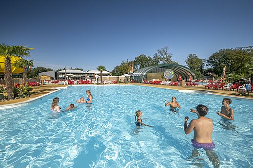 Buitenbad met glijbaan en overdekt zwembad op camping CAPFUN Eibernest in Eibergen.