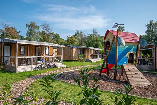 Houten stacaravans met terrassen en speeltuin op camping CAPFUN Eibernest in Eibergen.