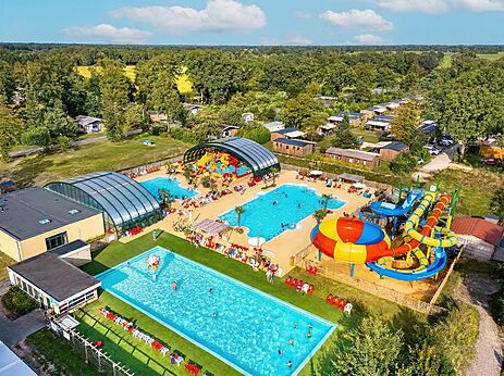 Buiten- en binnenbaden, waterglijbanen op camping CAPFUN Eibernest in Eibergen.