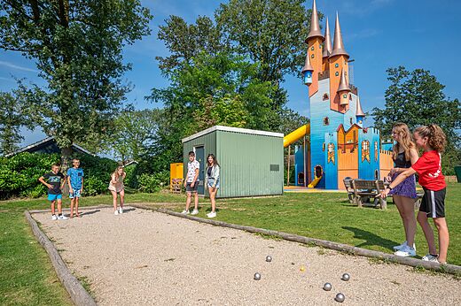 Petanque en groot kasteel speeltuin op camping CAPFUN Eibernest te Eibergen.