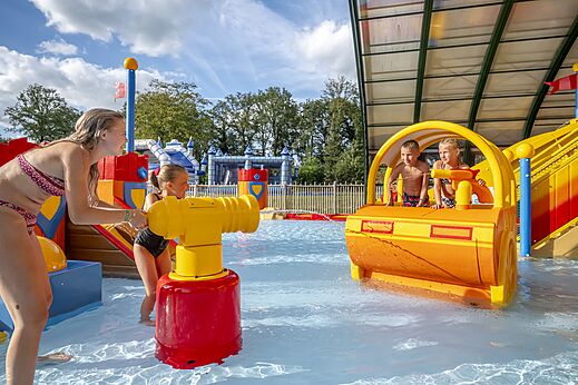 Zwembad met interactieve waterspellen en kinderen op camping CAPFUN Eibernest in Eibergen.