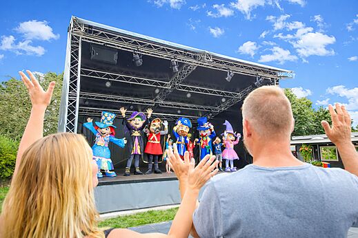 Mascottes op het podium tijdens een animatieshow op camping CAPFUN Eibernest in Eibergen.