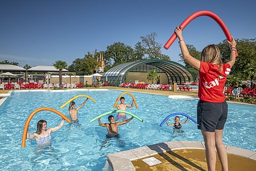 Wateranimatie en kinderen in het buitenzwembad op camping CAPFUN Eibernest in Eibergen.