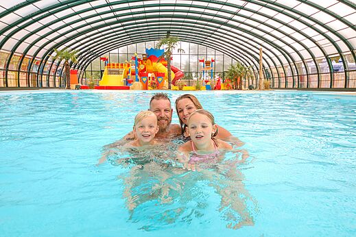 Overdekt zwembad, waterattracties en familie op camping CAPFUN Eibernest in Eibergen.