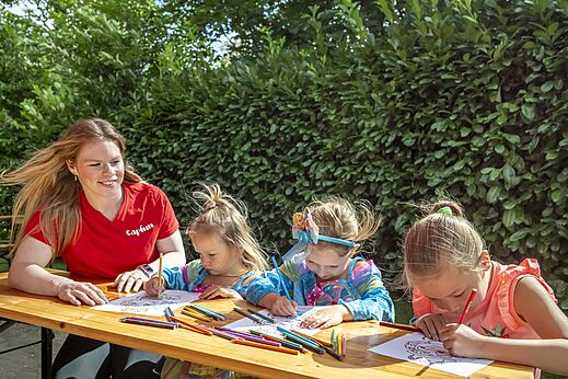 Kinderen kleuren met animator tijdens activiteit op camping CAPFUN Eibernest in Eibergen.