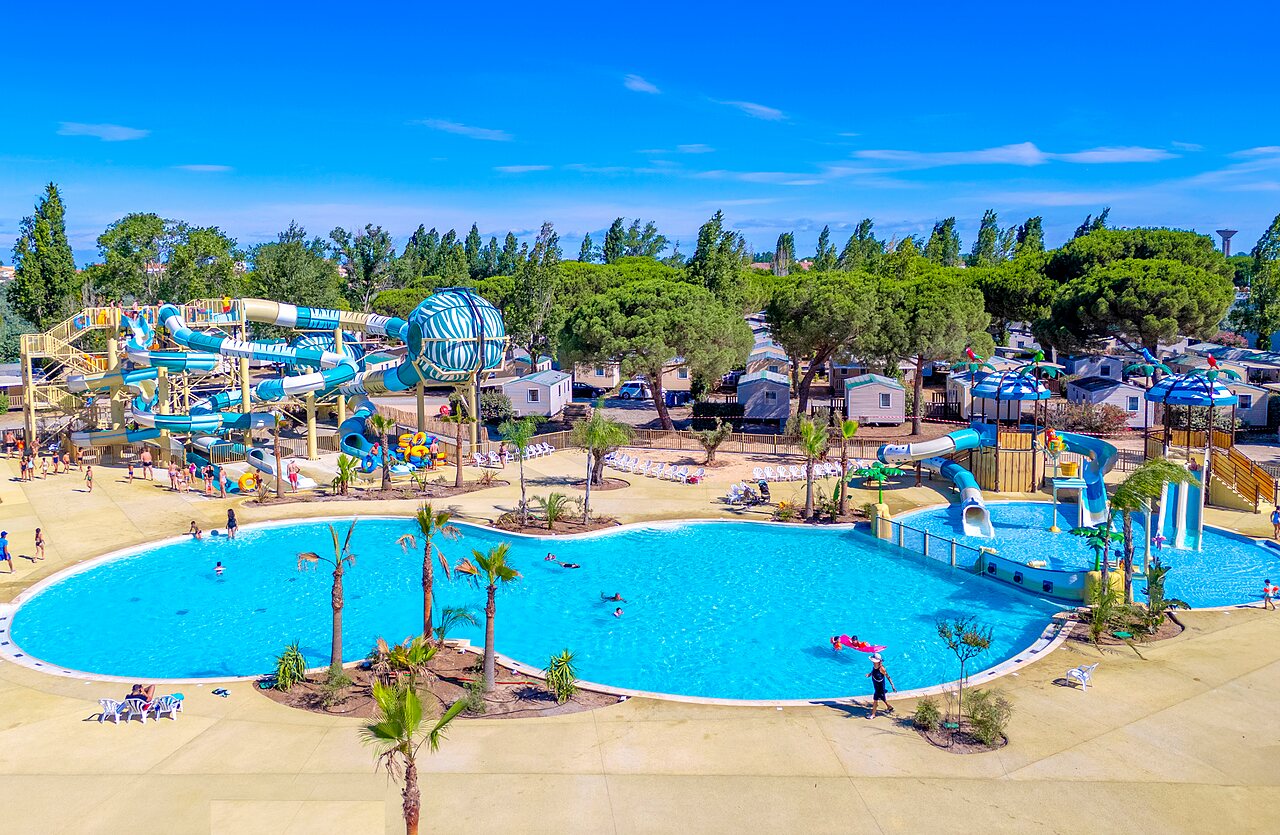 Groot waterpark met glijbanen en zwembaden op camping VAGUES OCEANES Elys�e in Le Grau du Roi (30).