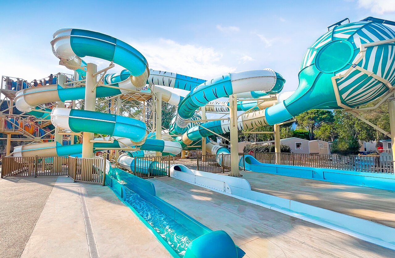 Reusachtige waterglijbanen, waterpark VAGUES OCEANES Elys�e, Le Grau du Roi (30).