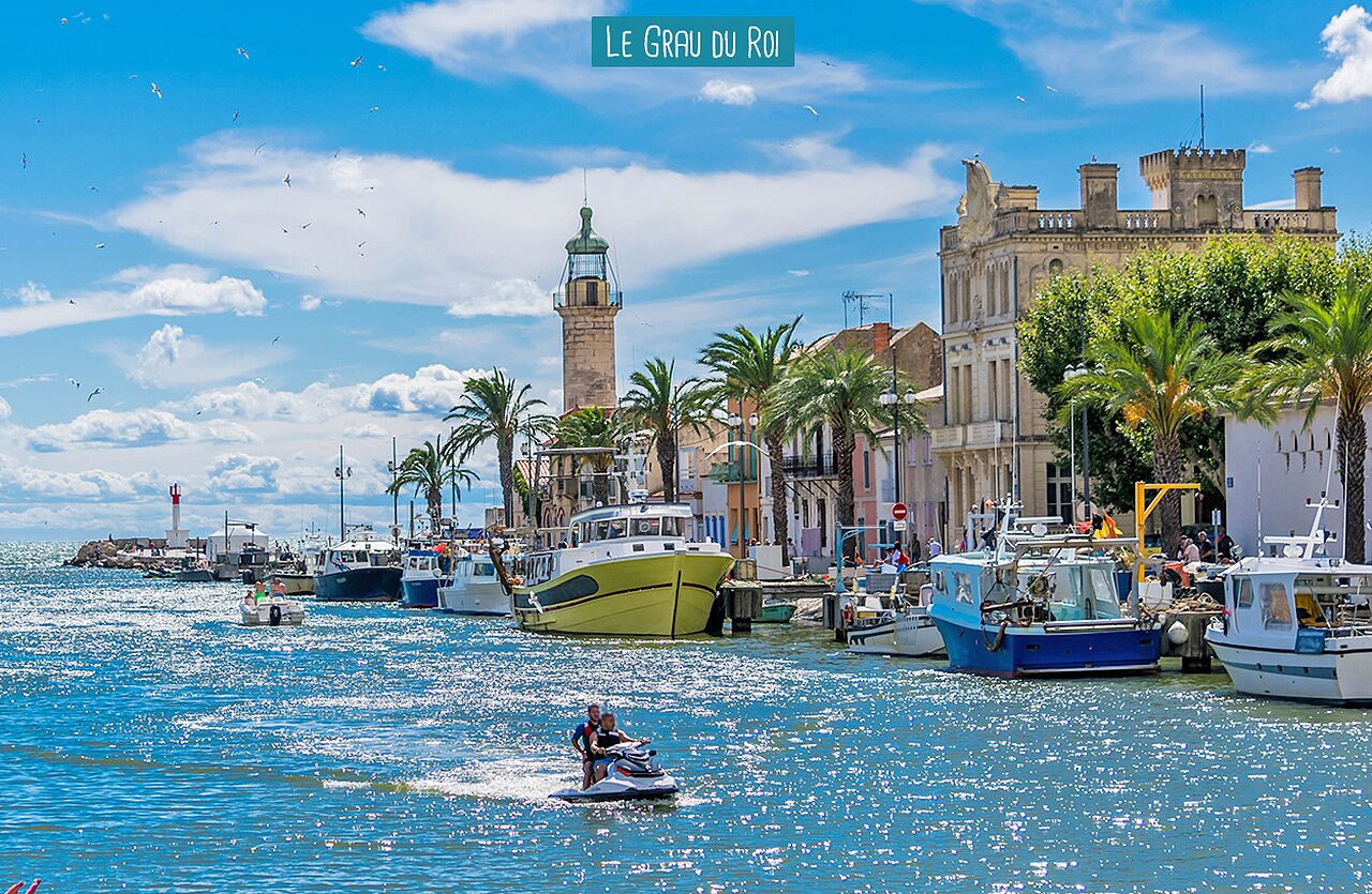 Jachthaven van Le Grau du Roi, boten, jetski en iconische vuurtoren.