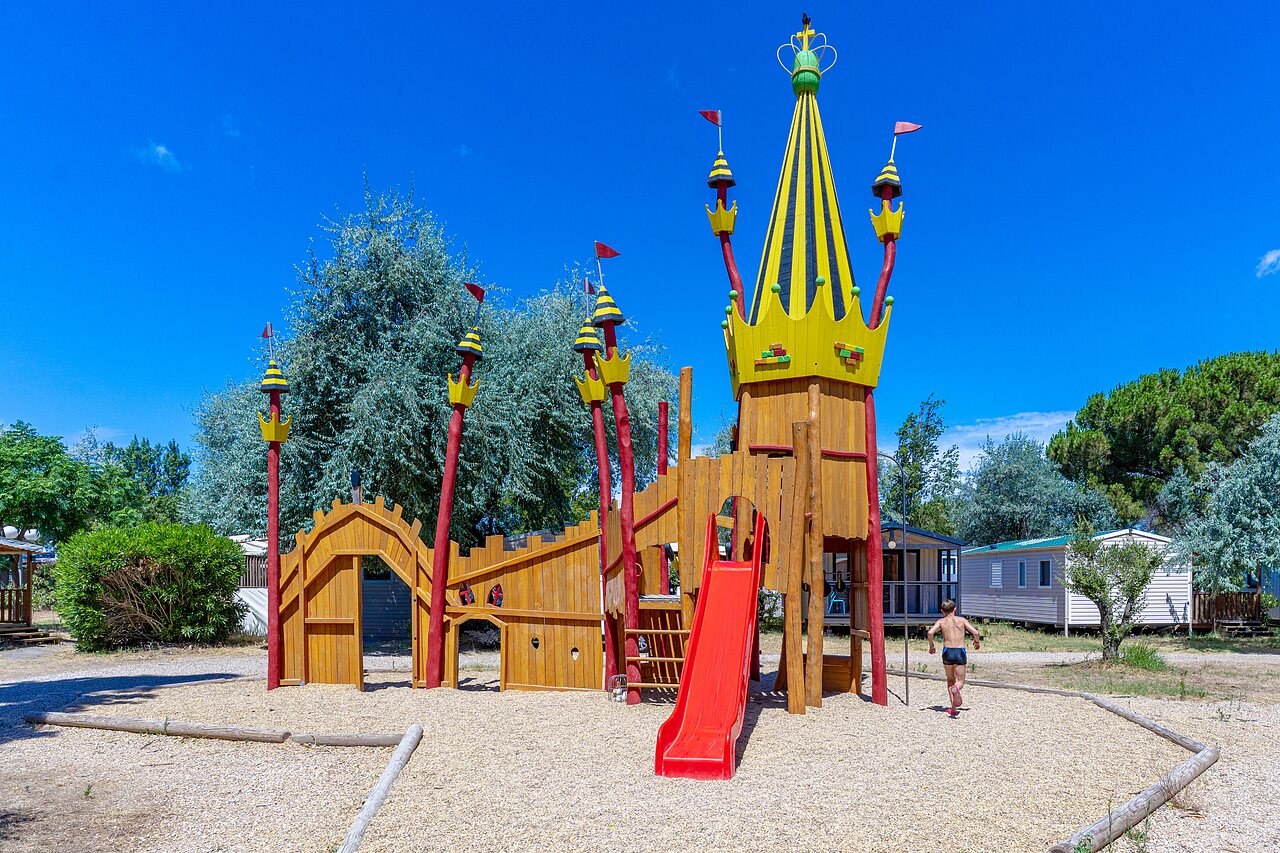 Speeltuin kasteel, glijbaan, kind en stacaravans op camping VAGUES OCEANES Elys�e.