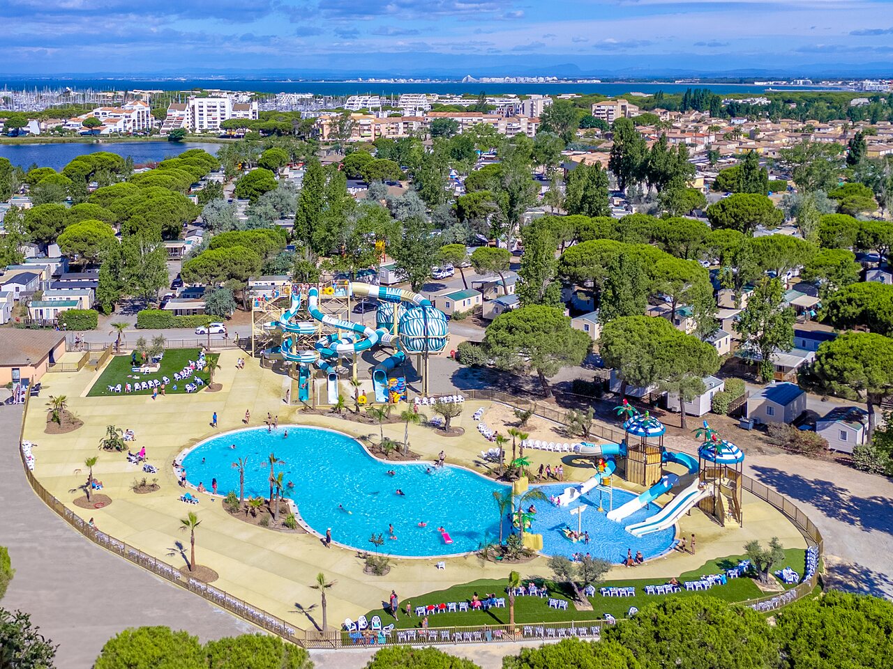 Groot waterpark, glijbanen en zwembaden, camping VAGUES OCEANES Elys�e, Le Grau du Roi.