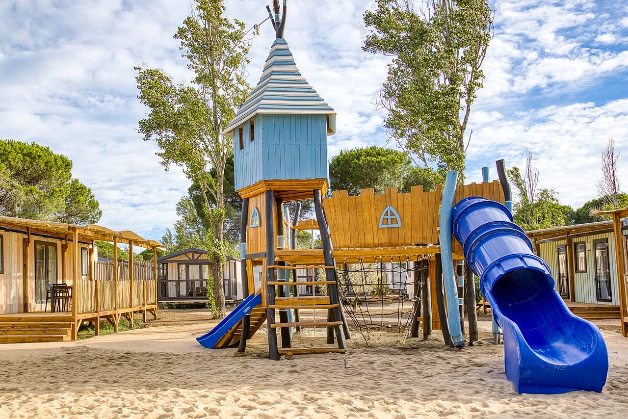 Speeltuin, glijbanen, houten structuur, op camping VAGUES OCEANES Elys�e in Le Grau du Roi (30).