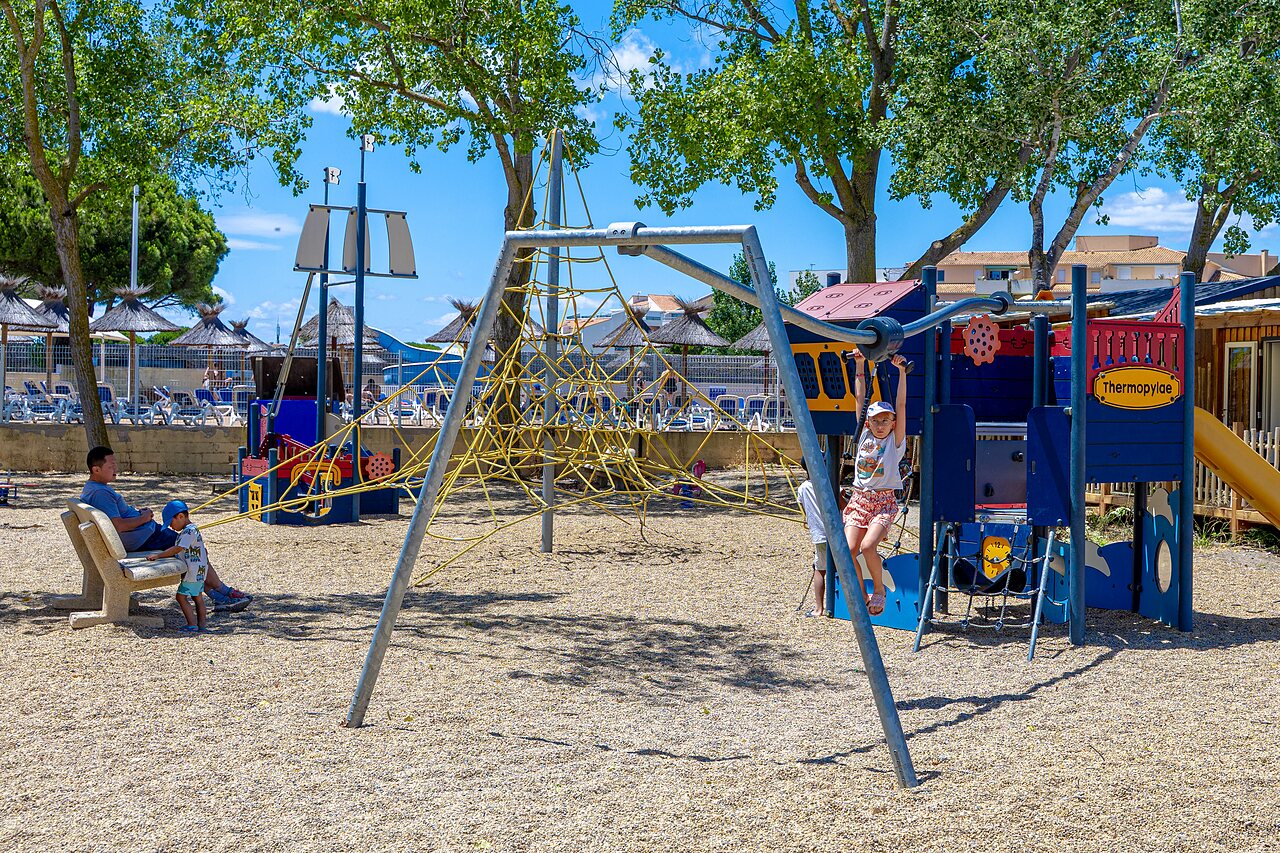 Kinderspeeltuin met klimnet op camping VAGUES OCEANES Elys�e in Le Grau du Roi (30).