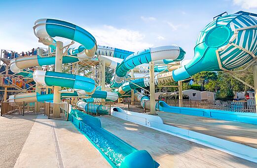 Gigantische waterglijbanen van camping VAGUES OCEANES Elysée in Le Grau du Roi (30).