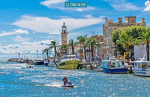 Levendige haven van Le Grau du Roi met vuurtoren, boten en waterscooter.