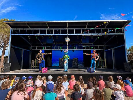 Animatieshow voor kinderen op podium op camping VAGUES OCEANES Elysée, Le Grau du Roi.