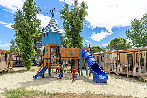 Speeltuin glijbanen op camping VAGUES OCEANES Elys�e in Le Grau du Roi (30).