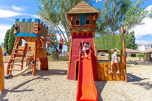 Houten speeltuin, glijbaan, kinderen op camping VAGUES OCEANES Elysée, Le Grau du Roi.