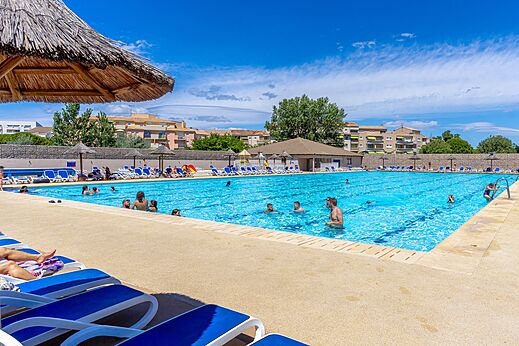 Buitenzwembad, zwemmers, stoelen op camping VAGUES OCEANES Elys�e in Le Grau du Roi (30).