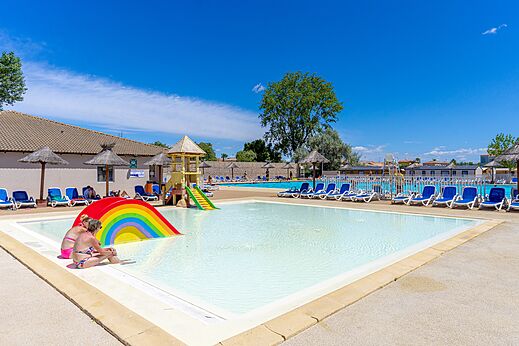 Buitenzwembad, regenboogglijbaan op camping VAGUES OCEANES Elys�e in Le Grau du Roi.