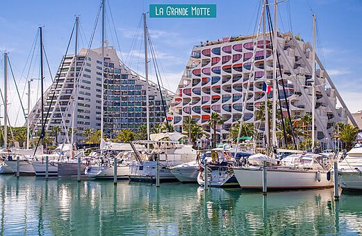 Jachthaven en Piramide-architectuur in La Grande Motte, Occitani�.