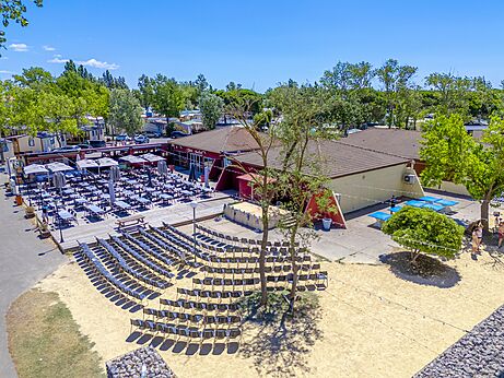 Restaurant, terras en animatie op camping VAGUES OCEANES Elysée in Le Grau du Roi (30).