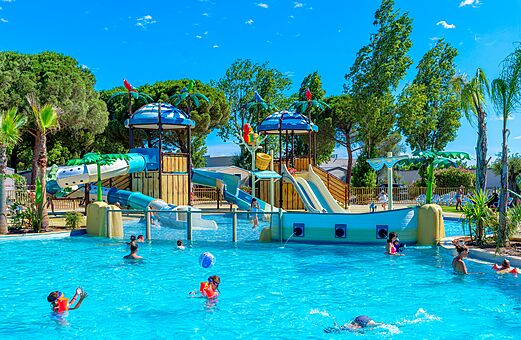 Buitenzwembad, waterspellen en glijbanen op camping VAGUES OCEANES Elys�e.