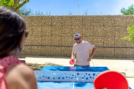 Levendig tafeltennisspel op de camping VAGUES OCEANES Elysée in Le Grau du Roi (30).