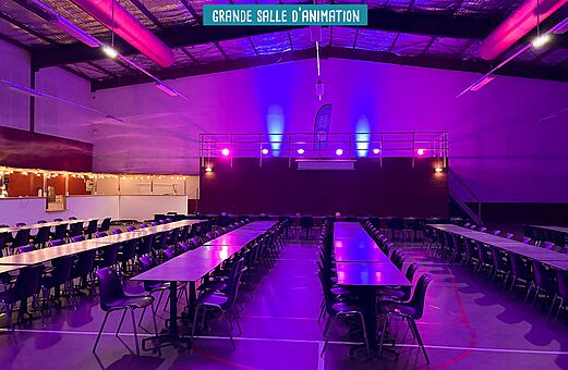 Animatiezaal met tafels op camping VAGUES OCEANES Elysée in Le Grau du Roi (30).