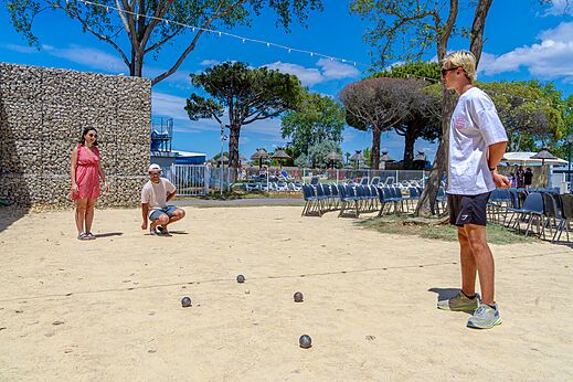Jeu de boulesbaan met spelers op camping VAGUES OCEANES Elysée in Le Grau du Roi.