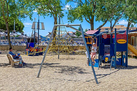 Speeltuin, klimnet, glijbaan op camping VAGUES OCEANES Elysée in Le Grau du Roi (30).