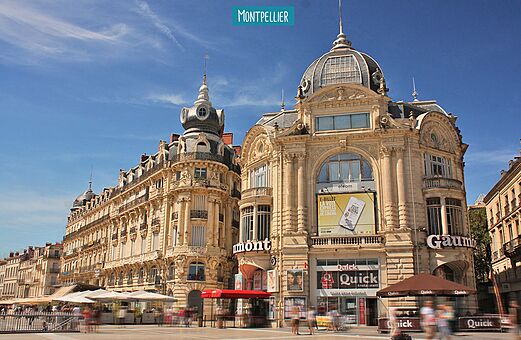 Historische gevels en sierlijke architectuur op een levendig plein in Montpellier, Occitani�.