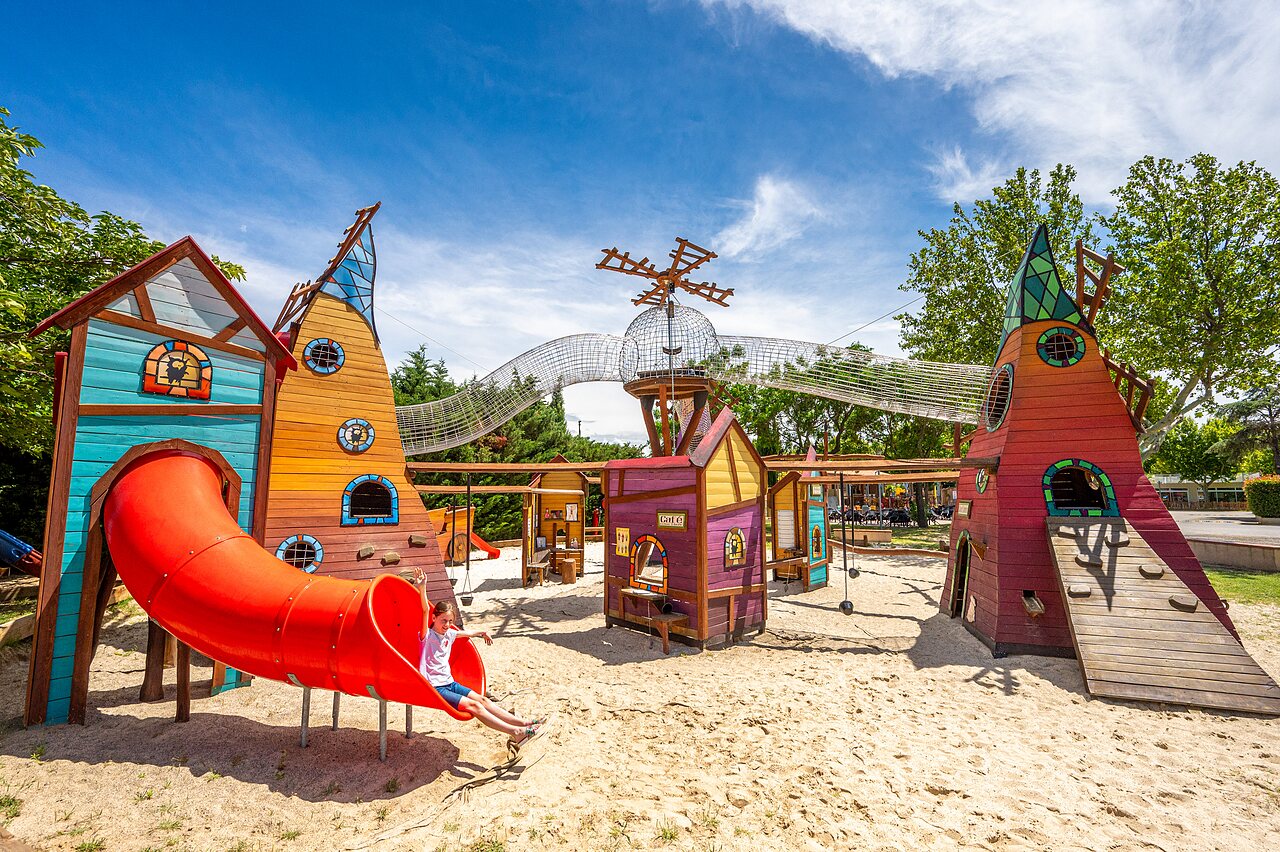 Kleurrijke speeltuin, glijbaan en kind op CAPFUN El Moli, Elne (66).