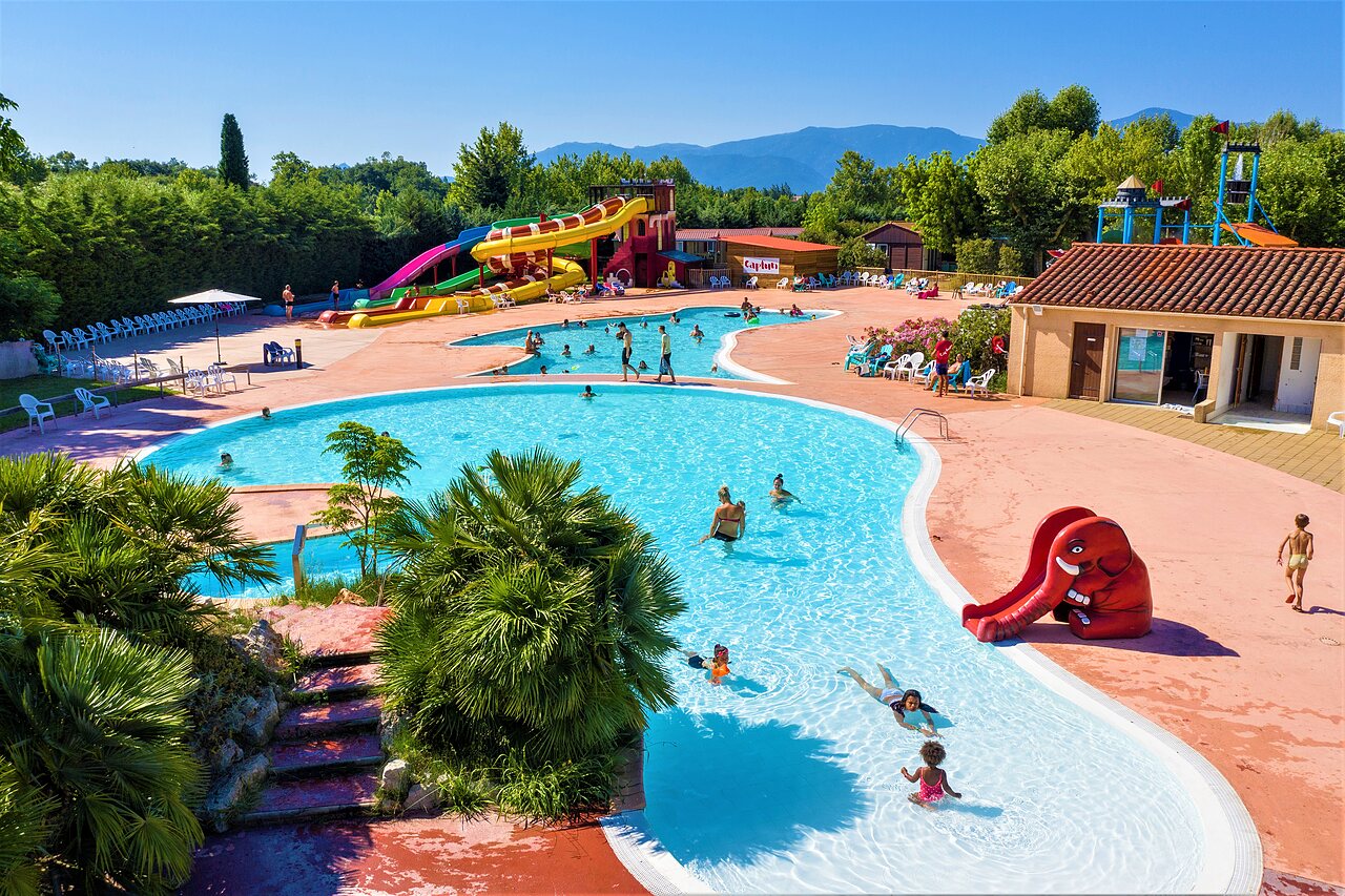 Groot waterpark met zwembaden, glijbanen en kinderen op camping CAPFUN El Moli in Elne (66).