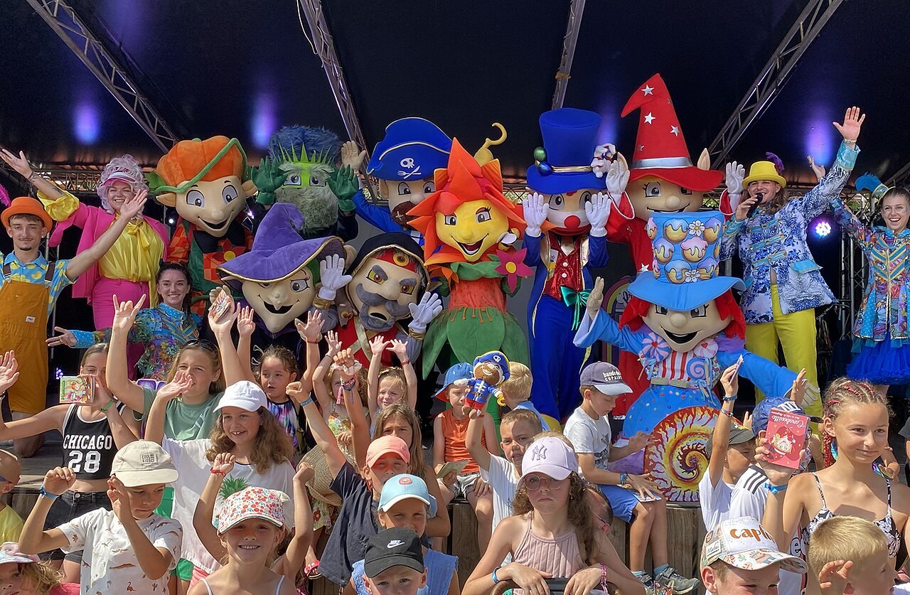 Animatie met mascottes en kinderen bij camping CAPFUN El Moli in Elne (66).