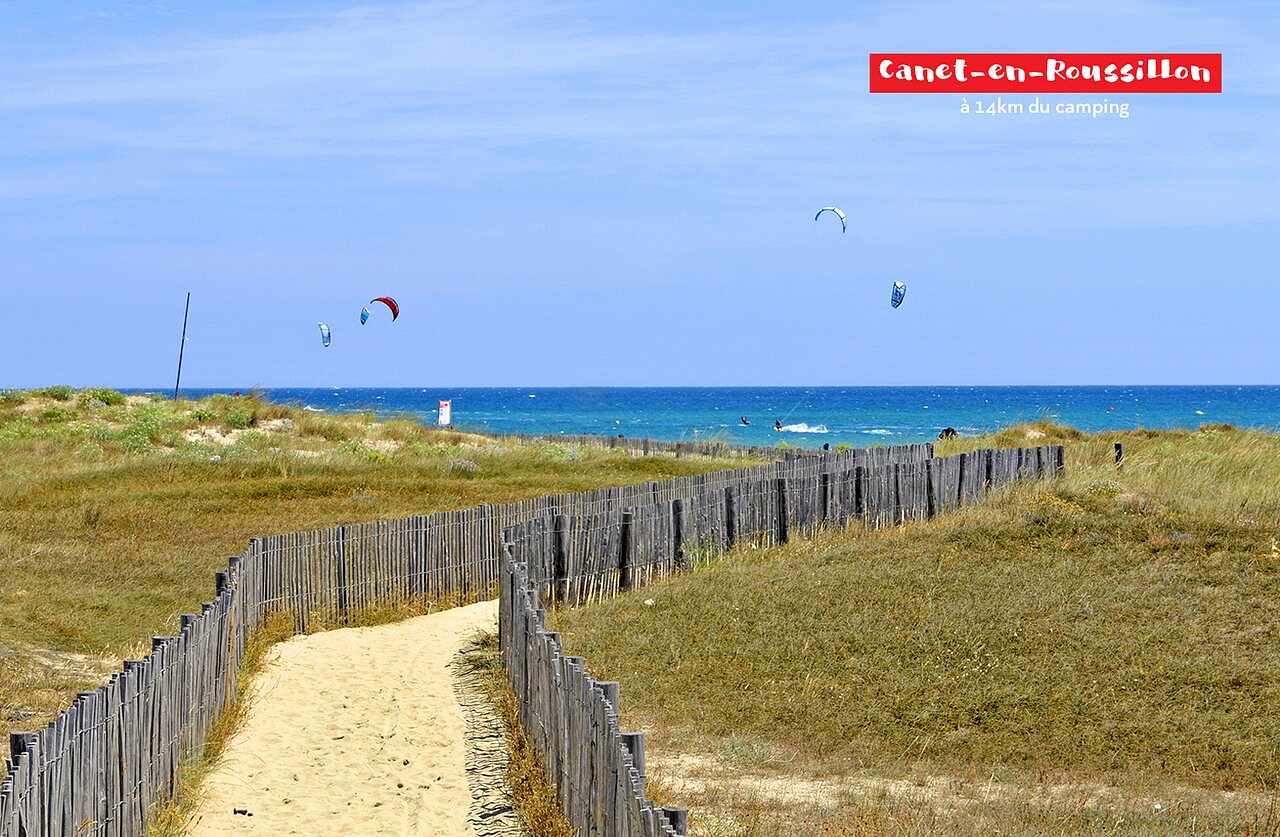 Strand van Canet-en-Roussillon met kitesurfers, bezienswaardigheid nabij Elne.