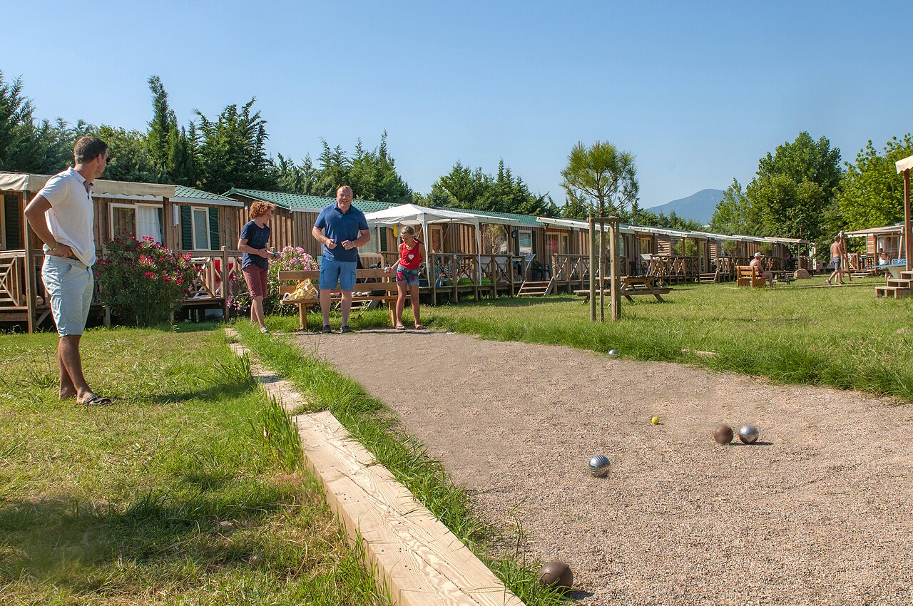 Familie speelt jeu de boules, stacaravans op camping CAPFUN El Moli in Elne (66).