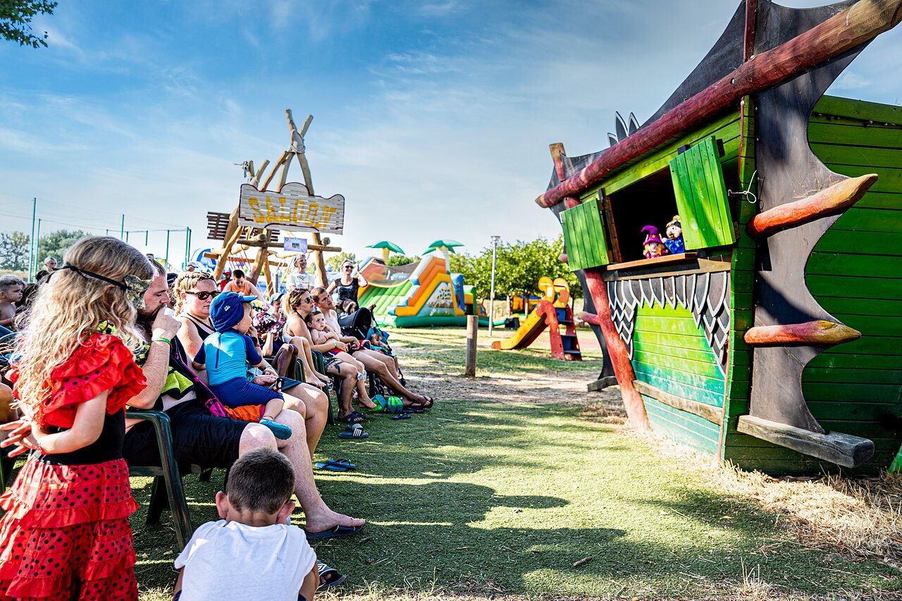 Poppenkastvoorstelling en kinderspelen op camping CAPFUN El Moli in Elne (66).