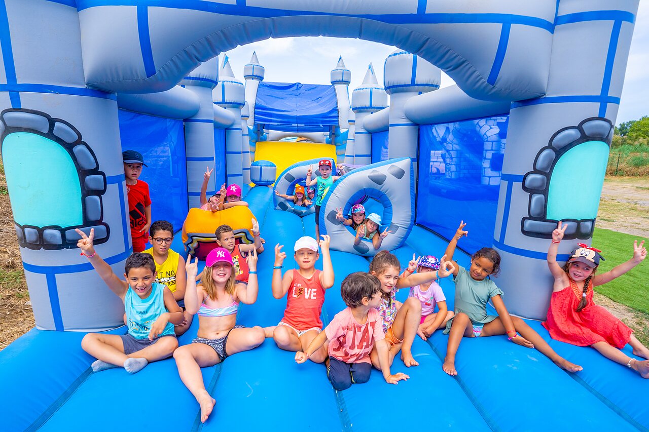 Opblaasbaar kasteel en blije kinderen op camping CAPFUN El Moli in Elne (66).