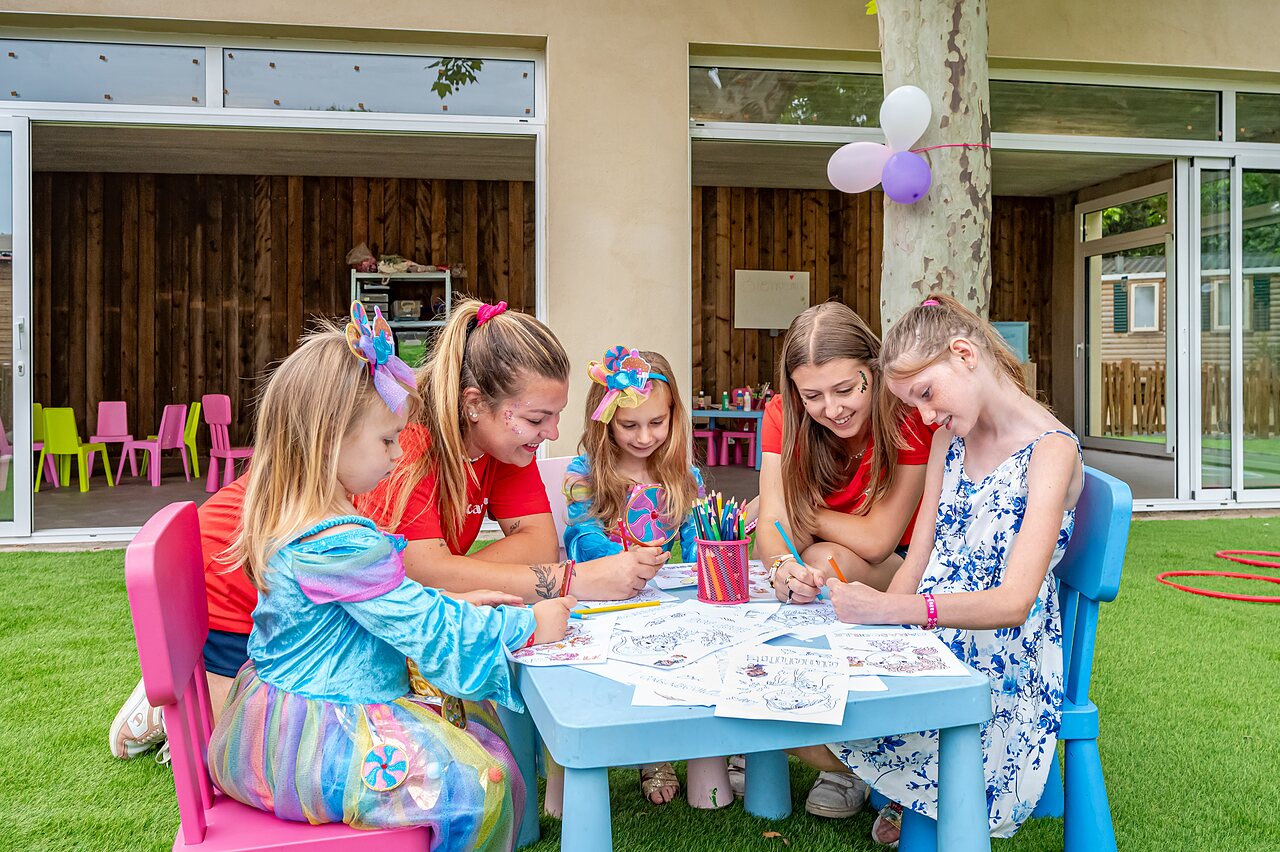 Kinderen en animatoren kleuren samen op camping CAPFUN El Moli in Elne (66).