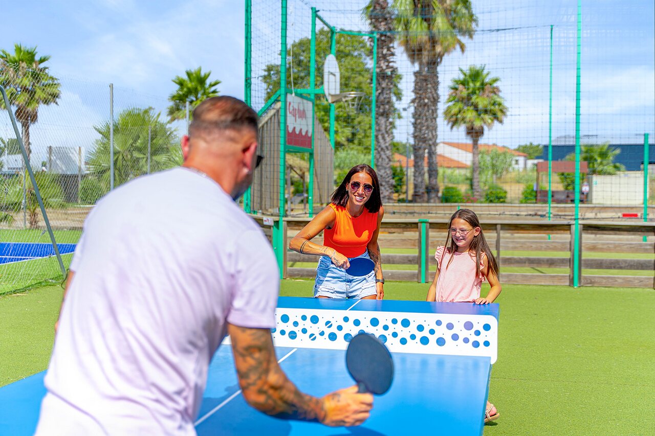 Tafeltennis met familie op camping CAPFUN El Moli in Elne (66).