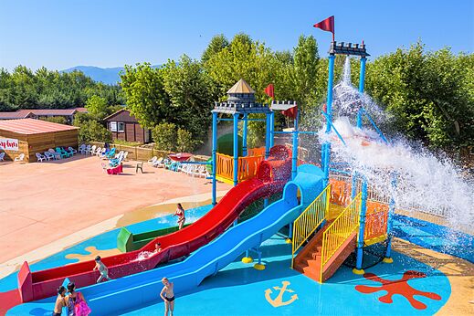 Waterglijbanen en waterspellen voor kinderen bij CAPFUN El Moli, Elne.