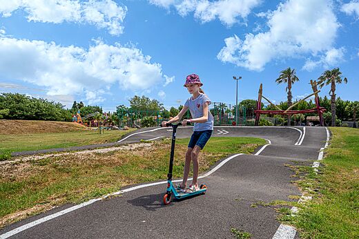 Pump track en kinderspeeltuin op camping CAPFUN El Moli in Elne (66).